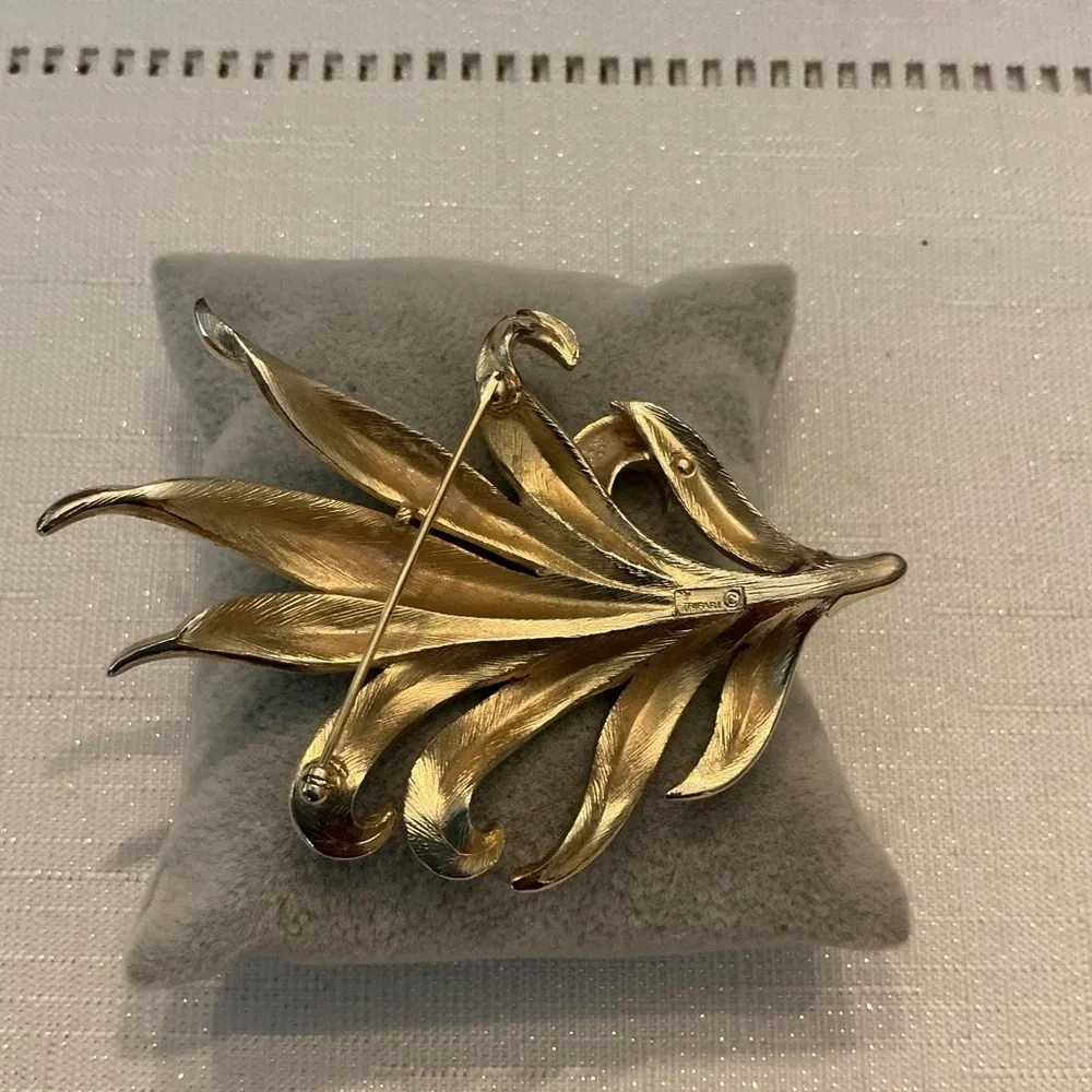 Crown Trifari Vintage Gold Tone Feather Leaf Flame Brooch